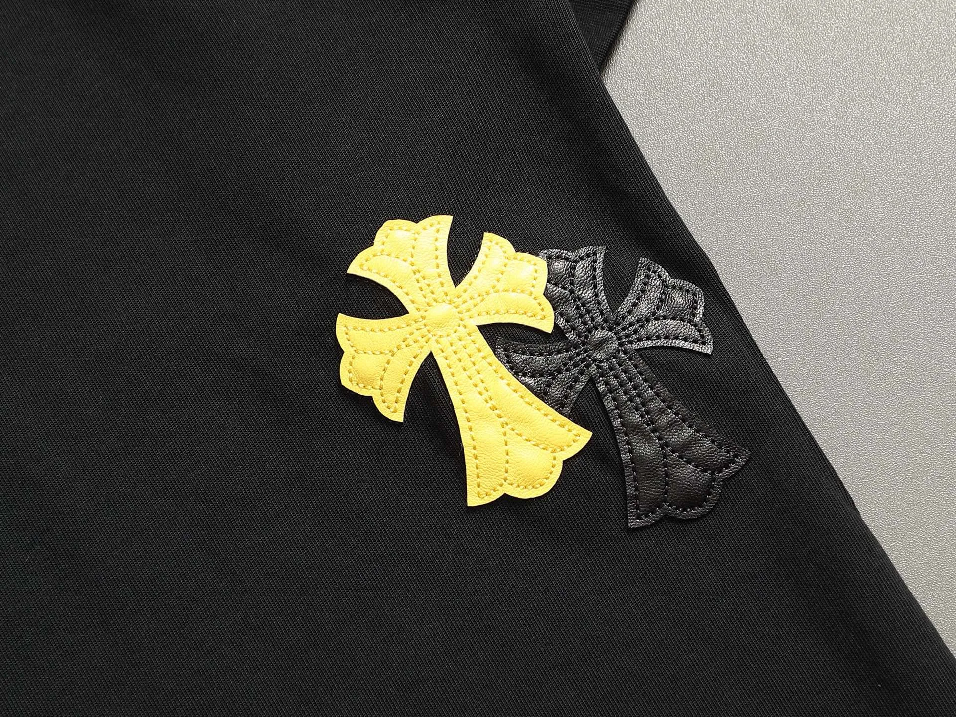 🅿️220 Chrome hearts ch Chrome hearts cross leather short-sleeved T-shirts. Large version. Loose and stylish. The difference is the low version, the slim version, the upper body and the crotch. 100% commitment: top quality, not fast food. The highest version on the market. Top quality, 320 grams. 26 custom-dyed double yarn cotton, same style for men and women, complete with three standards. Color: Black White Khaki Size: XS-L Size chart: